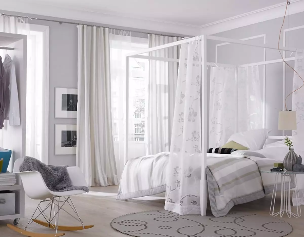 Cortinas brancas no quarto (35 fotos): exemplos de um interior bonito com cortinas preto e branco e branco, itens novos interessantes 21295_8