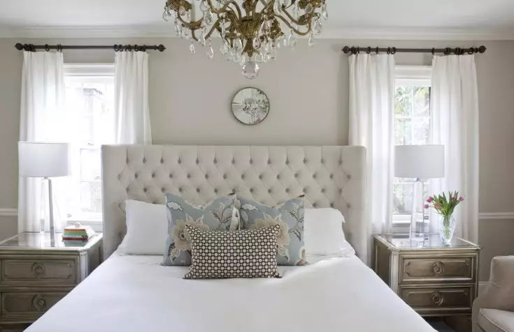Hvite gardiner i soverommet (35 bilder): Eksempler på et vakkert interiør med svart og hvitt og hvitt gardiner, interessante nye gjenstander 21295_9