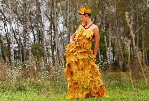 Pakaian yang diperbuat daripada daun musim gugur