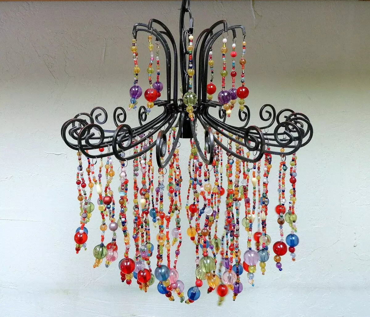 እንዴት chandelier ማጌጫ ነበር? በቅርጽና ጋር እጆቿን, በልጆች ላይ ነበልባል ለማስጌጥ ሐሳቦችን, ምርጥ ዲኮር አማራጮች ጋር የሚያምሩ chandelie ጌጥ 21301_19