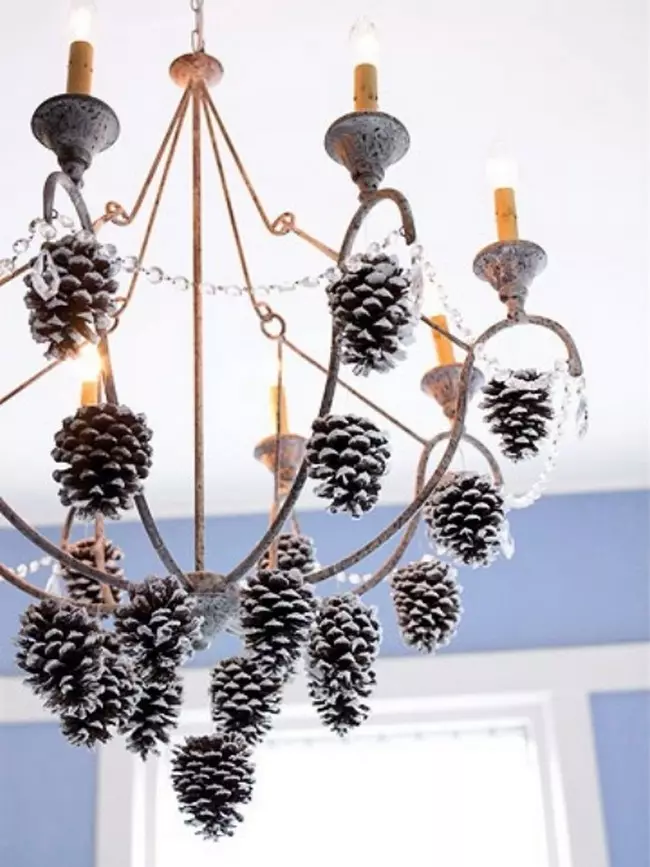 Jak ozdobić żyrandol? Piękna dekoracja chandelie z rękami z płatki śniegu, pomysły na dekorację płomienia w dzieci, najlepsze opcje wystroju 21301_26