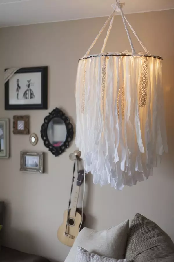 Cum de a decora candelabrul? Frumoasă decorare Chandelie cu mâinile cu fulgi de zăpadă, idei de decor de flacără în opțiunile pentru copii, cele mai bune decor 21301_3