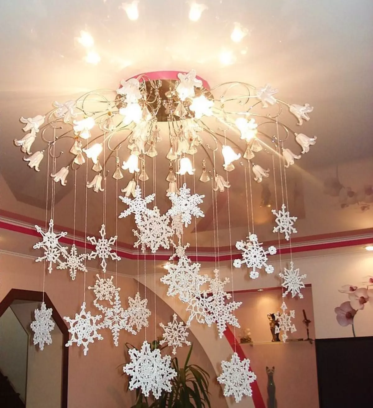 Cum de a decora candelabrul? Frumoasă decorare Chandelie cu mâinile cu fulgi de zăpadă, idei de decor de flacără în opțiunile pentru copii, cele mai bune decor 21301_40