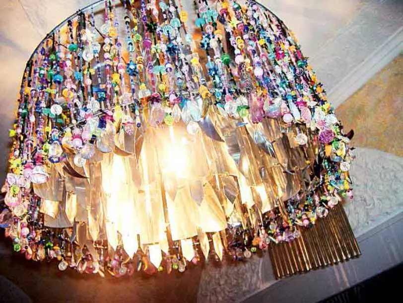 Kako ukrasiti luster? Prekrasan chandelie ukras s rukama s pahuljicama, ideje o ukrašavanju plamena u dječjoj, najbolje mogućnosti dekoracije 21301_5