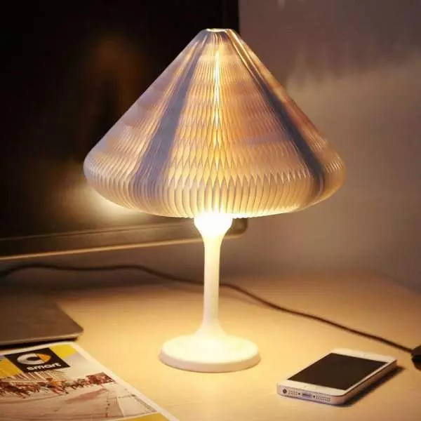 Lampy stołowe sypialni (52 zdjęcia): piękne życie nocne z abażur, lampki nocne w stylu klasycznym w nowoczesnym wnętrzu, stylowe lampy kryształowe 21302_10
