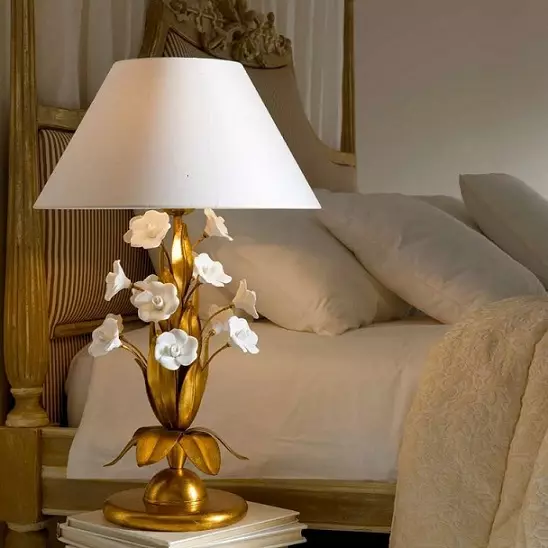 Lampy stołowe sypialni (52 zdjęcia): piękne życie nocne z abażur, lampki nocne w stylu klasycznym w nowoczesnym wnętrzu, stylowe lampy kryształowe 21302_11