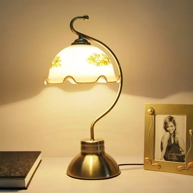 ベッドルームテーブルランプ（52枚の写真）：ランプシェード付き美しいナイトライフ、モダンなインテリアの古典的なスタイルのベッドサイドランプ、スタイリッシュなクリスタルランプ 21302_13