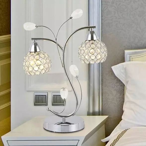 Lampu meja kamar tidur (52 foto): Kehidupan malam yang indah dengan kap lampu, lampu samping tempat tidur dalam gaya klasik di interior modern, lampu kristal bergaya 21302_15