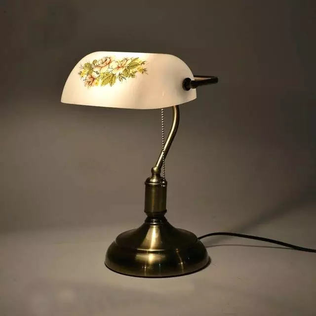 Lampy stołowe sypialni (52 zdjęcia): piękne życie nocne z abażur, lampki nocne w stylu klasycznym w nowoczesnym wnętrzu, stylowe lampy kryształowe 21302_19