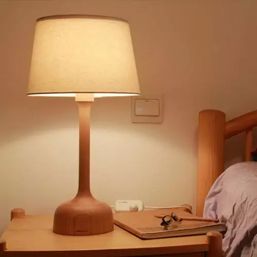 Спални лампи (52 снимки): красив нощен живот с абажур, нощни лампи в класически стил в модерен интериор, стилни кристални лампи 21302_25