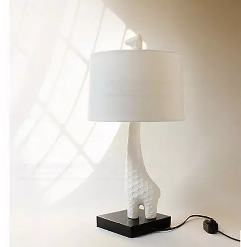 Lampes de table (52 photos): belle vie nocturne avec abat-jour, lampes de chevet dans un style classique dans un intérieur moderne, des lampes à cristal élégantes 21302_29