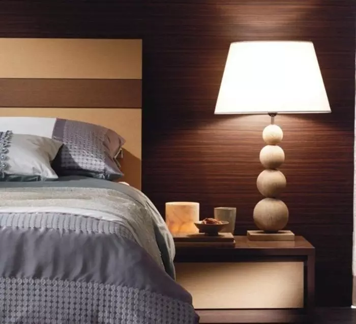 Sovrumsbordlampor (52 foton): Vackert nattliv med lampskärm, sänglampor i en klassisk stil i en modern inredning, snygga kristalllampor 21302_3