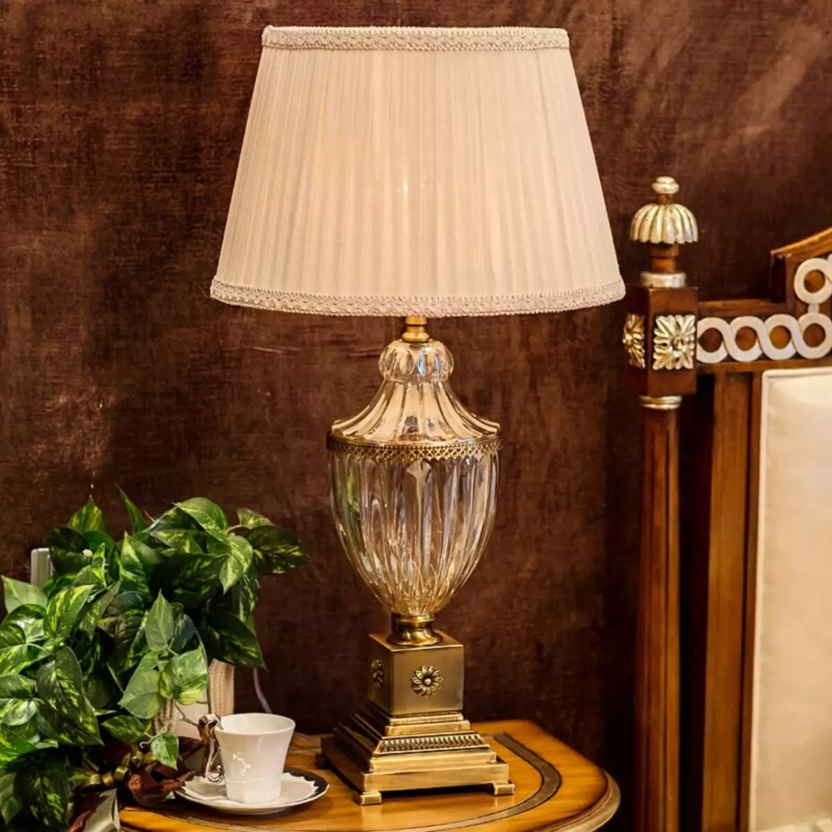 ベッドルームテーブルランプ（52枚の写真）：ランプシェード付き美しいナイトライフ、モダンなインテリアの古典的なスタイルのベッドサイドランプ、スタイリッシュなクリスタルランプ 21302_31