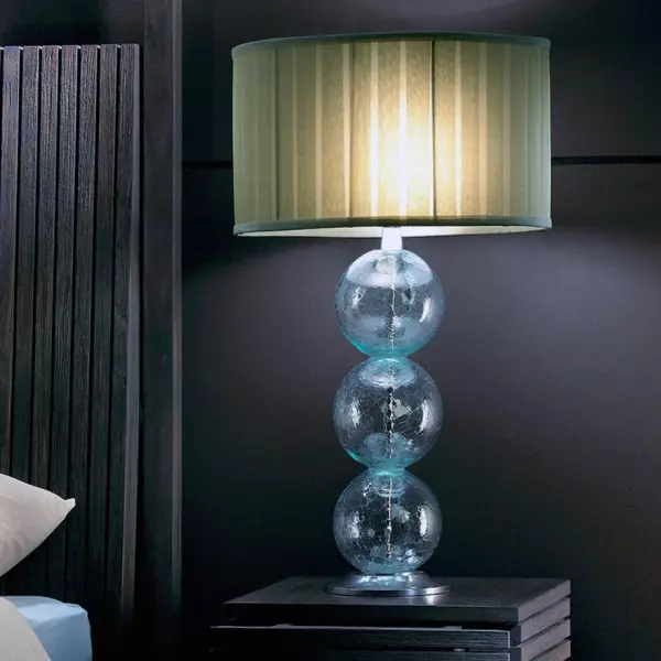 Lampu meja kamar tidur (52 foto): Kehidupan malam yang indah dengan kap lampu, lampu samping tempat tidur dalam gaya klasik di interior modern, lampu kristal bergaya 21302_32