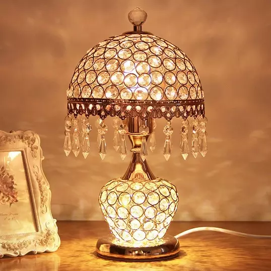 Sjednamještajne svjetiljke (52 fotografije): prekrasan noćni život s lampershade, noćne svjetiljke u klasičnom stilu u modernom interijeru, elegantna kristalna svjetiljka 21302_33