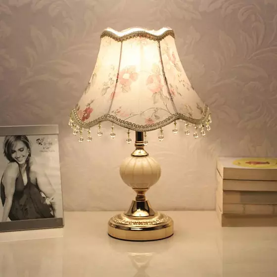 Guļamistabas galda lampas (52 fotoattēli): skaista nakts dzīve ar lampu, gultas lampas klasiskā stilā mūsdienīgā interjerā, stilīgi kristāla lampas 21302_35