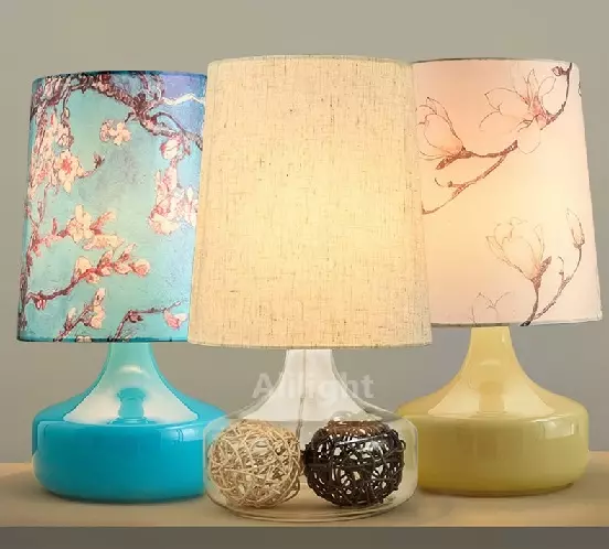 Sjednamještajne svjetiljke (52 fotografije): prekrasan noćni život s lampershade, noćne svjetiljke u klasičnom stilu u modernom interijeru, elegantna kristalna svjetiljka 21302_36