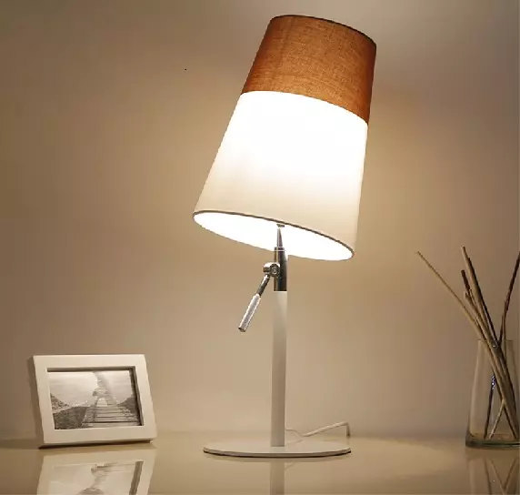 Спални лампи (52 снимки): красив нощен живот с абажур, нощни лампи в класически стил в модерен интериор, стилни кристални лампи 21302_38