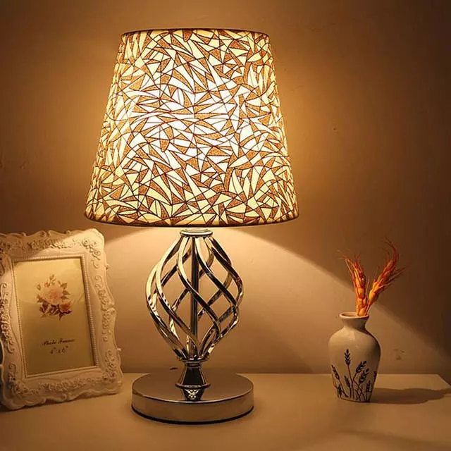 Lampu Tabel Tabel (52 Foto): NightLife Wibar Lampshade, Lampu turu ing gaya klasik ing interior modern, lampu Kristal sing apik banget 21302_40