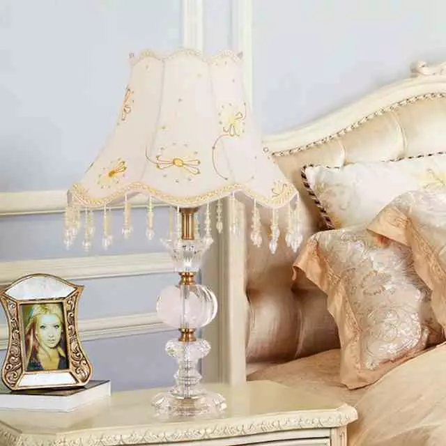 Slaapkamer tafellampen (52 foto's): Mooi nachtleven met lampenkap, bedlampjes in een klassieke stijl in een modern interieur, stijlvolle kristallen lampen 21302_42