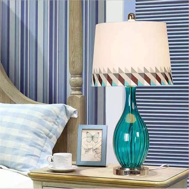 Спални лампи (52 снимки): красив нощен живот с абажур, нощни лампи в класически стил в модерен интериор, стилни кристални лампи 21302_43