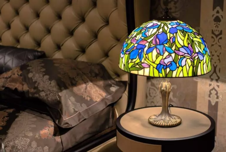 Спални лампи (52 снимки): красив нощен живот с абажур, нощни лампи в класически стил в модерен интериор, стилни кристални лампи 21302_47