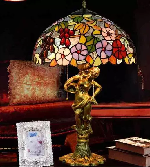 Sliepkeamer tabellampen (52 foto's): prachtich nachtlibben mei lampshade, bêdlampen yn in klassike styl yn in moderne ynterieur, stijlige kristyske lampen 21302_48
