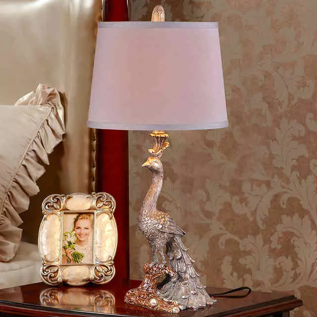 ベッドルームテーブルランプ（52枚の写真）：ランプシェード付き美しいナイトライフ、モダンなインテリアの古典的なスタイルのベッドサイドランプ、スタイリッシュなクリスタルランプ 21302_49