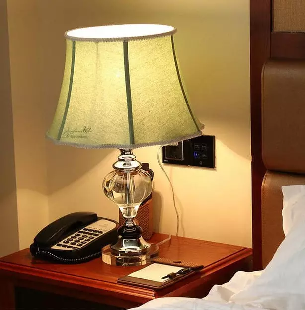 חדרי שינה מנורות שולחן (52 תמונות): חיי לילה יפה עם אהיל, מנורות מיטה בסגנון קלאסי במודרני, מנורות קריסטל מסוגנן 21302_5