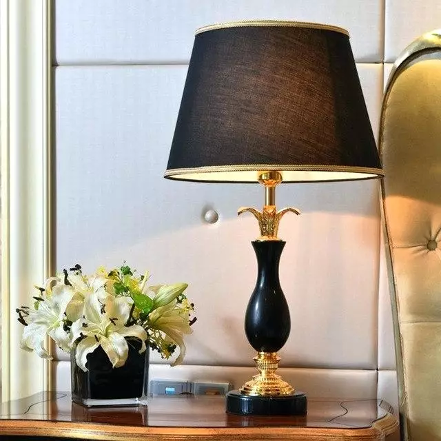 침실 테이블 램프 (52 장의 사진) : 전등갓, 현대적인 인테리어, 세련된 크리스탈 램프에서 고전적인 스타일의 침대 옆 램프가있는 아름다운 나이트 라이프 21302_51