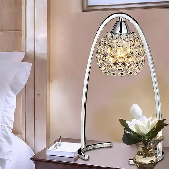 Sjednamještajne svjetiljke (52 fotografije): prekrasan noćni život s lampershade, noćne svjetiljke u klasičnom stilu u modernom interijeru, elegantna kristalna svjetiljka 21302_52
