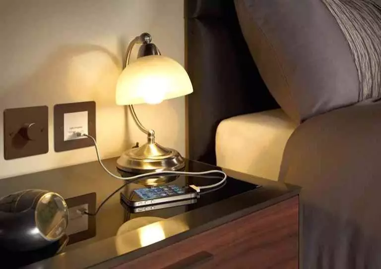 لامپ های اتاق خوابه (52 عکس): شب زنده داری زیبا با لامپ، لامپ های کنار تخت خواب در سبک کلاسیک در یک کشور مدرن، لامپ های کریستال شیک 21302_6