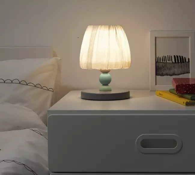 침실 테이블 램프 (52 장의 사진) : 전등갓, 현대적인 인테리어, 세련된 크리스탈 램프에서 고전적인 스타일의 침대 옆 램프가있는 아름다운 나이트 라이프 21302_7