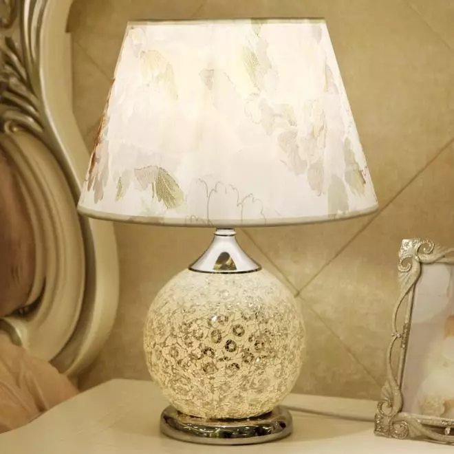 臥室檯燈（52張照片）：美麗的夜生活與燈罩，床頭燈在經典風格的現代室內，時尚的水晶燈 21302_8