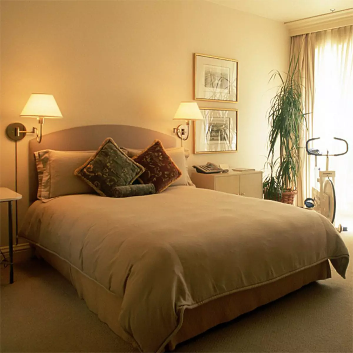 Rov v spalnici nad posteljo (54 fotografij): moderne stenske svetilke. Kakšna je višina od njih, da jih obesite? Pravilna namestitev suspenzij 21303_10