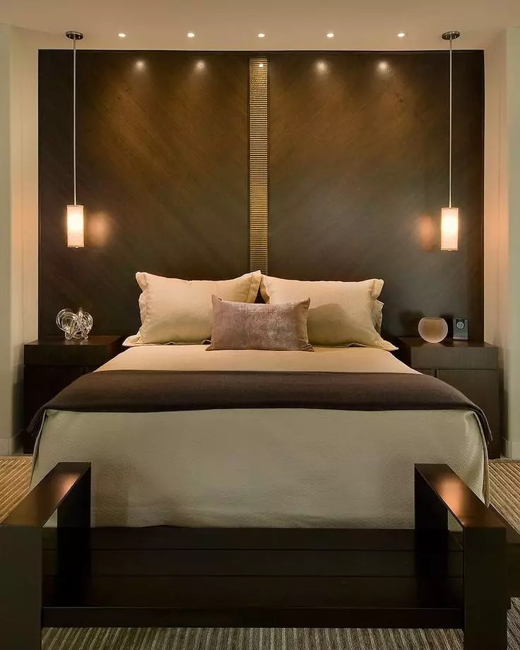 Rov v spalnici nad posteljo (54 fotografij): moderne stenske svetilke. Kakšna je višina od njih, da jih obesite? Pravilna namestitev suspenzij 21303_16