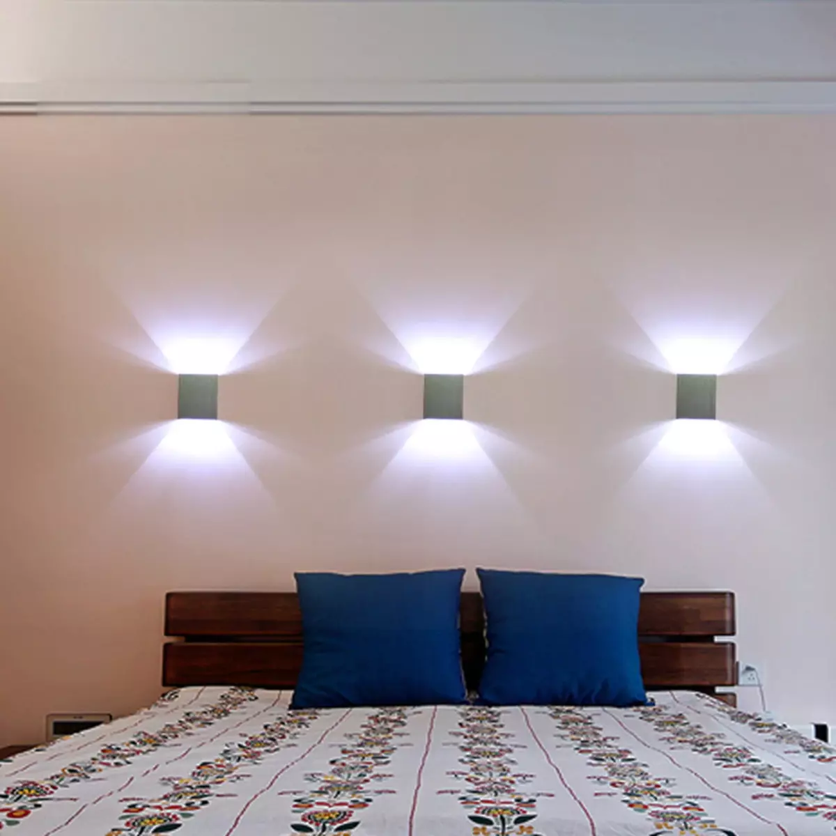 Rov v spalnici nad posteljo (54 fotografij): moderne stenske svetilke. Kakšna je višina od njih, da jih obesite? Pravilna namestitev suspenzij 21303_21