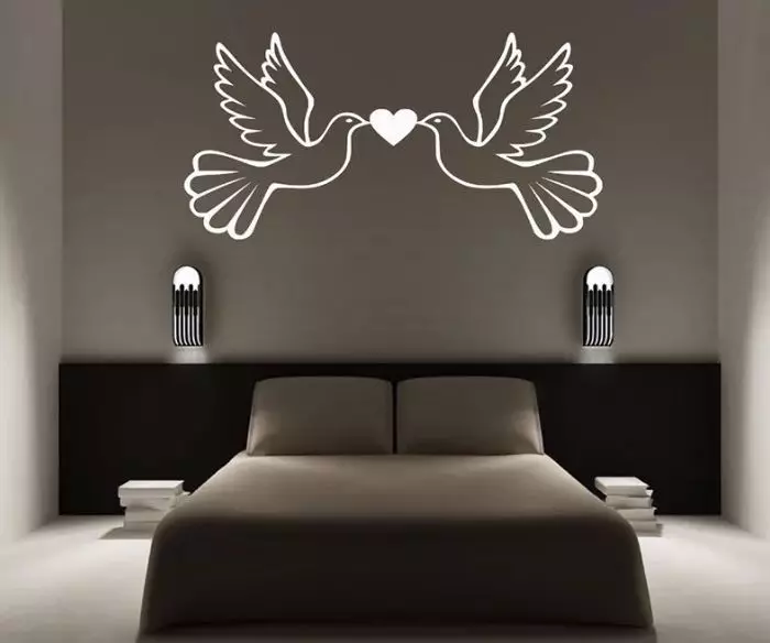 Blaker in de slaapkamer boven het bed (54 foto's): moderne wandlampen. Wat is de hoogte van hen om ze op te hangen? Juiste installatie van suspensies 21303_22
