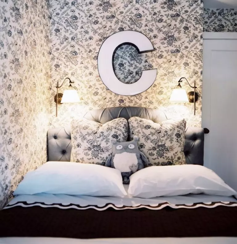 Rov v spalnici nad posteljo (54 fotografij): moderne stenske svetilke. Kakšna je višina od njih, da jih obesite? Pravilna namestitev suspenzij 21303_23