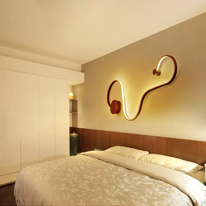 Rov v spalnici nad posteljo (54 fotografij): moderne stenske svetilke. Kakšna je višina od njih, da jih obesite? Pravilna namestitev suspenzij 21303_29