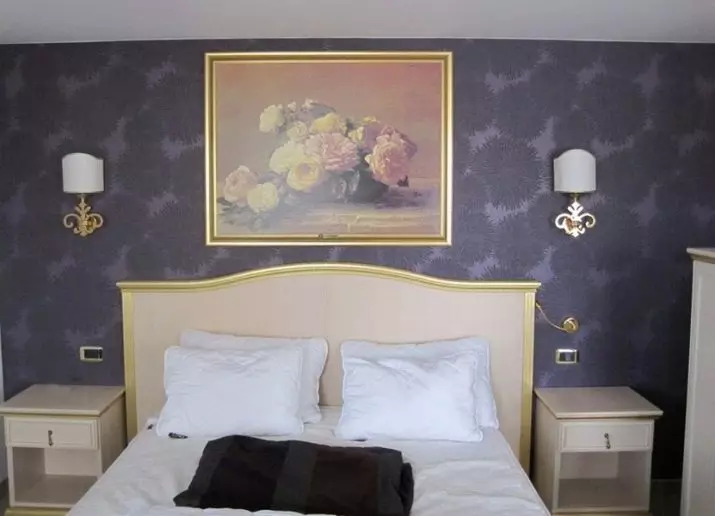 Blaker in de slaapkamer boven het bed (54 foto's): moderne wandlampen. Wat is de hoogte van hen om ze op te hangen? Juiste installatie van suspensies 21303_3