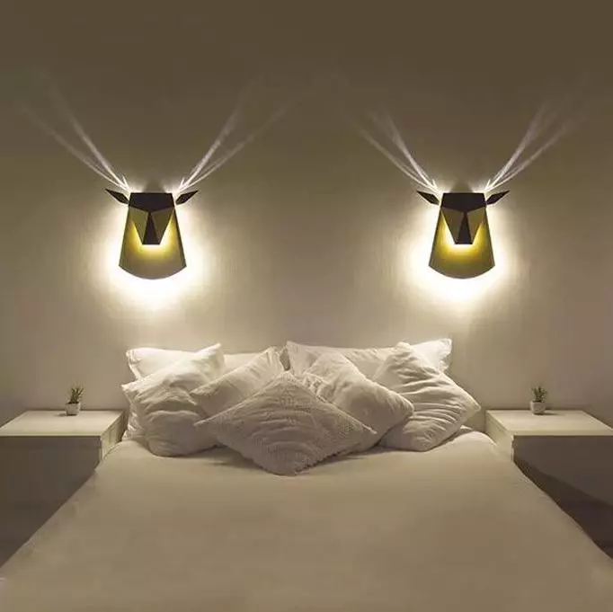 Rov v spalnici nad posteljo (54 fotografij): moderne stenske svetilke. Kakšna je višina od njih, da jih obesite? Pravilna namestitev suspenzij 21303_30
