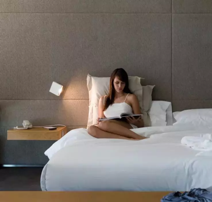 Rov v spalnici nad posteljo (54 fotografij): moderne stenske svetilke. Kakšna je višina od njih, da jih obesite? Pravilna namestitev suspenzij 21303_32