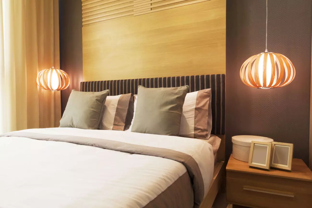Rov v spalnici nad posteljo (54 fotografij): moderne stenske svetilke. Kakšna je višina od njih, da jih obesite? Pravilna namestitev suspenzij 21303_33