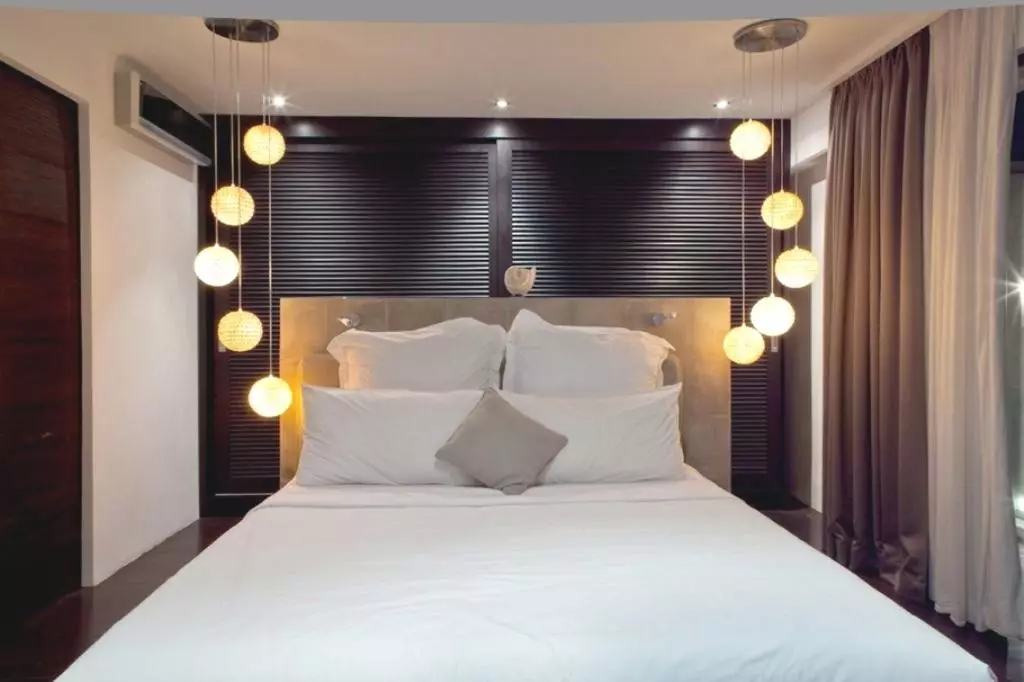 Rov v spalnici nad posteljo (54 fotografij): moderne stenske svetilke. Kakšna je višina od njih, da jih obesite? Pravilna namestitev suspenzij 21303_34