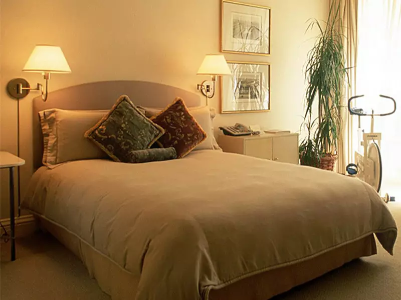 Rov v spalnici nad posteljo (54 fotografij): moderne stenske svetilke. Kakšna je višina od njih, da jih obesite? Pravilna namestitev suspenzij 21303_37