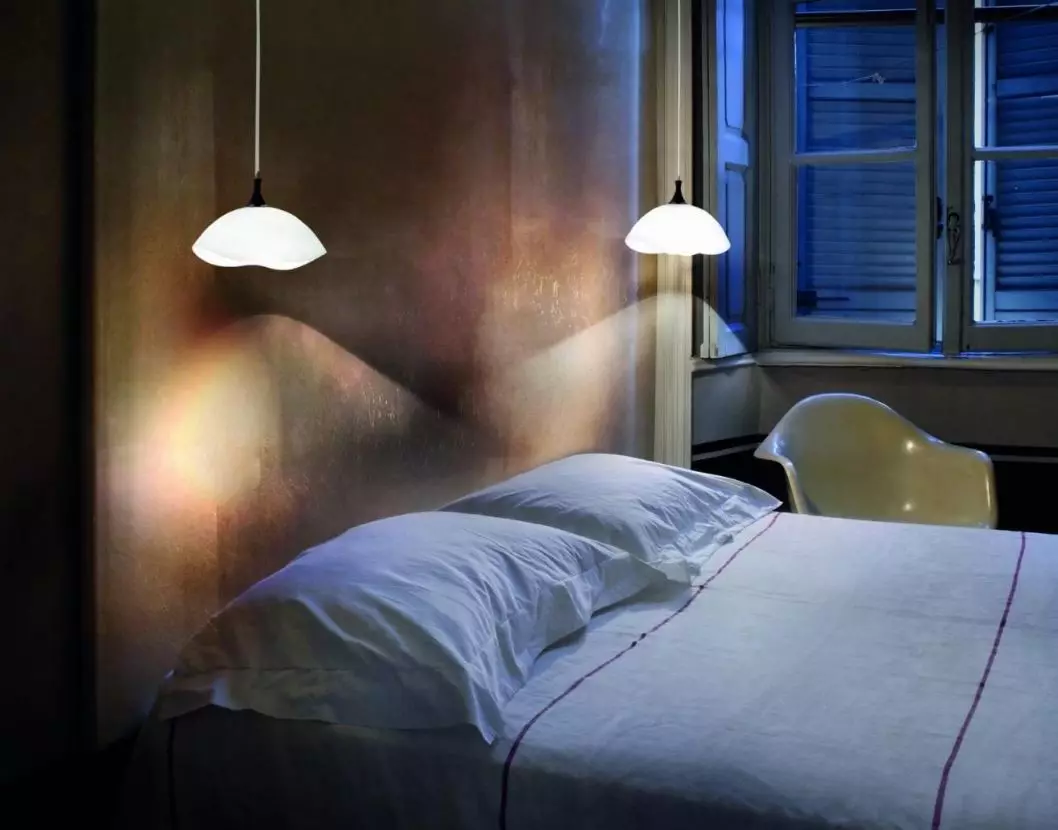 Blaker in de slaapkamer boven het bed (54 foto's): moderne wandlampen. Wat is de hoogte van hen om ze op te hangen? Juiste installatie van suspensies 21303_38