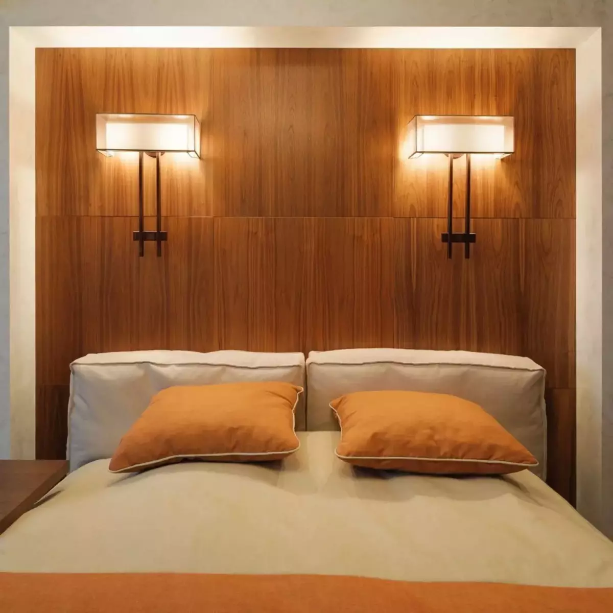 Rov v spalnici nad posteljo (54 fotografij): moderne stenske svetilke. Kakšna je višina od njih, da jih obesite? Pravilna namestitev suspenzij 21303_39