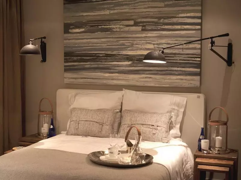 Blaker in de slaapkamer boven het bed (54 foto's): moderne wandlampen. Wat is de hoogte van hen om ze op te hangen? Juiste installatie van suspensies 21303_40