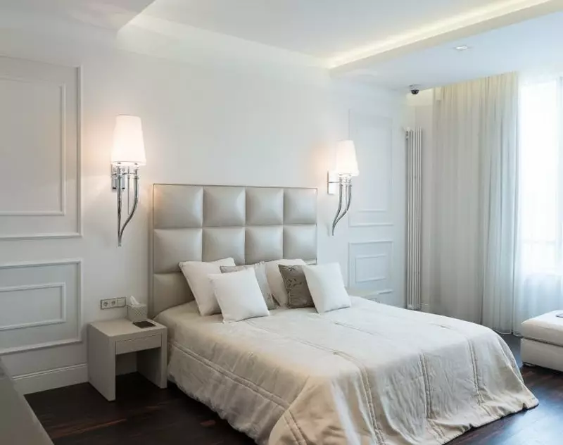 Rov v spalnici nad posteljo (54 fotografij): moderne stenske svetilke. Kakšna je višina od njih, da jih obesite? Pravilna namestitev suspenzij 21303_41